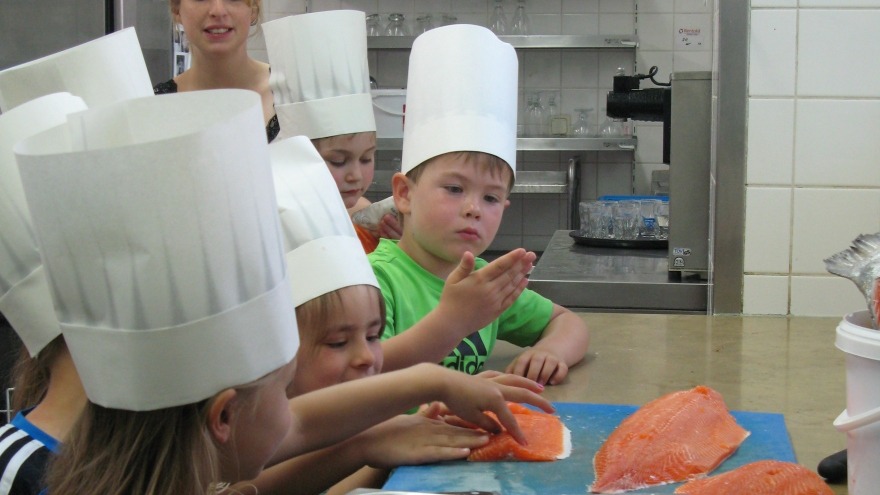 So wird aus Lachs ein Fischstäbchen